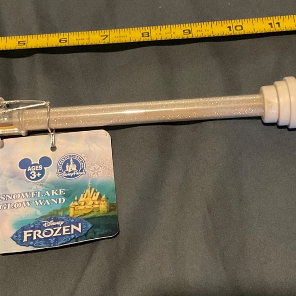 Disneys  FROZEN SNOWFLAKE GLOW WAND  NWT - Picture 10 of 15